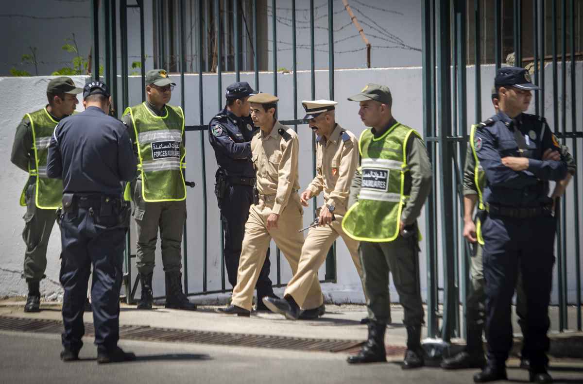 Membros das forças de segurança de Marrocos fazem guarda durante o julgamento dos jihadistas