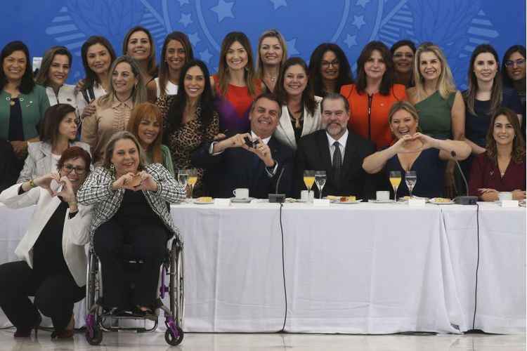 Bolsonaro, ao lado do presidente do STF, Dias Toffoli, e de Joice Hasselmann, em café da manhã com bancada feminina no Congresso: mensagens positivas para o parlamento