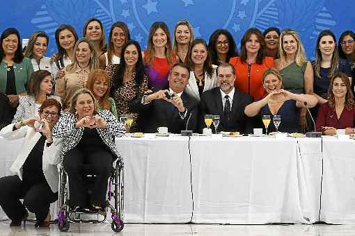 Bolsonaro, ao lado do presidente do STF, Dias Toffoli, e de Joice Hasselmann, em café da manhã com bancada feminina no Congresso: mensagens positivas para o parlamento