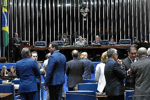 Parlamentares não costumam trabalhar às segundas-feiras, o que torna a missão do governo mais difícil