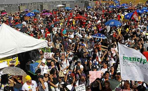 Em Brasília, participantes se concentraram em frente ao Museu da República e caminharam com faixas e cartazes até o Congresso Nacional