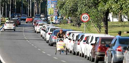 Apenas dois postos de combustíveis em Brasília aderiram ao movimento e isso fez com que consumidores enfrentassem filas de até cinco horas