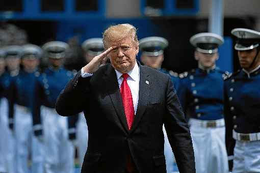 Donald Trump saúda militares em cerimônia de graduação da Academia da Força Aérea, em Colorado Springs: magnata comemora fim do inquérito