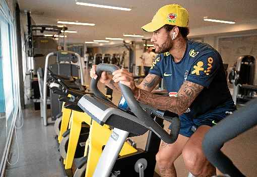 Neymar ficou na academia enquanto o restante do elenco trabalhava sob o comando de Tite