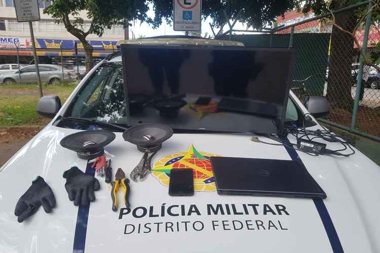 No veículo dos suspeitos, os policiais encontraram produtos roubados