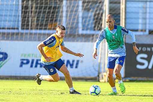 É o que resta: Diego Tardelli briga por vaga no meio de campo do Grêmio