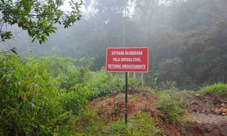 Área bloqueada pela Defesa Civil em Barão de Cocais: cidade está em alerta devido ao risco de queda do talude da mina e do rompimento de barragem