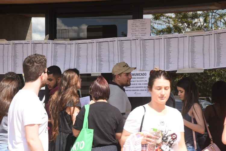 Concentração dos candidatos em frente ao Bloco de Salas de Aula Sul do câmpus Darcy Ribeiro, local de prova com maior número de estudantes