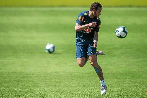 Pai do atacante diz que suposta vítima tentou extorquir Neymar