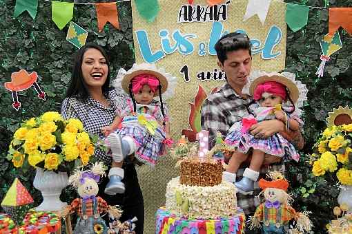 A comemoração teve direito a comidas e trajes típicos e foi organizada no Espaço da Família da Abrace. A mãe, Camilla, e o pai, Rodrigo, eram só sorrisos na hora do parabéns