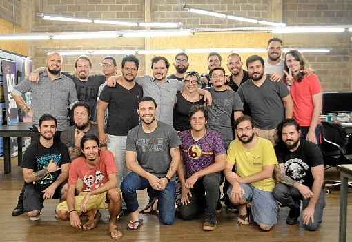 Empresários do ramo de games reunidos no Indie Warehouse, um galpão instalado no Lago Norte que abriga diversos empreendimentos voltados, em sua maioria, para o setor