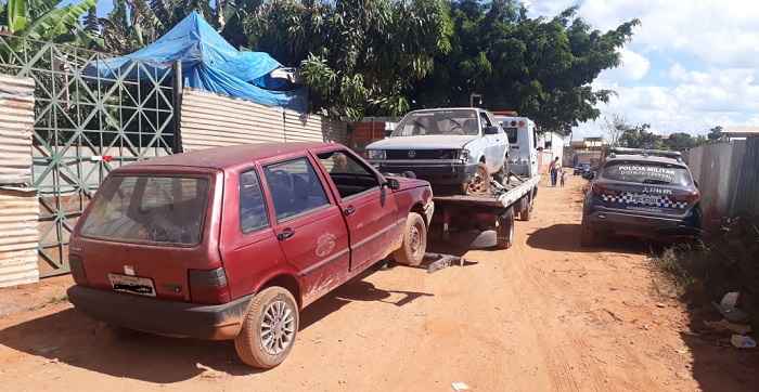 Um veículo estava escondido em um galpão de madeira sem peças do motor, sem uma das rodas e