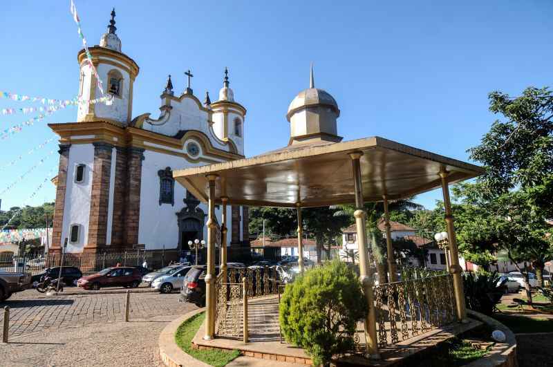 Moradores que vivem no entorno da histórica Barão dos Cocais (MG) resistem em deixar suas casas