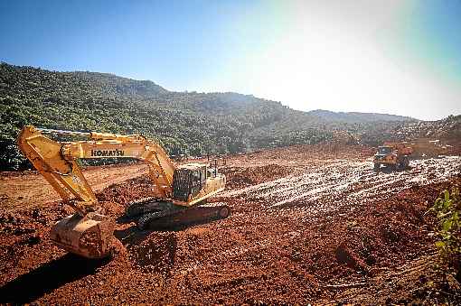 Dados da Agência Nacional de Mineração mostram que ontem o  deslocamento do  talude da mina superou em  9 centímetros  o de sábado, e com maior velocidade. Uma placa de 600 metros descolou-se  na sextra-feira