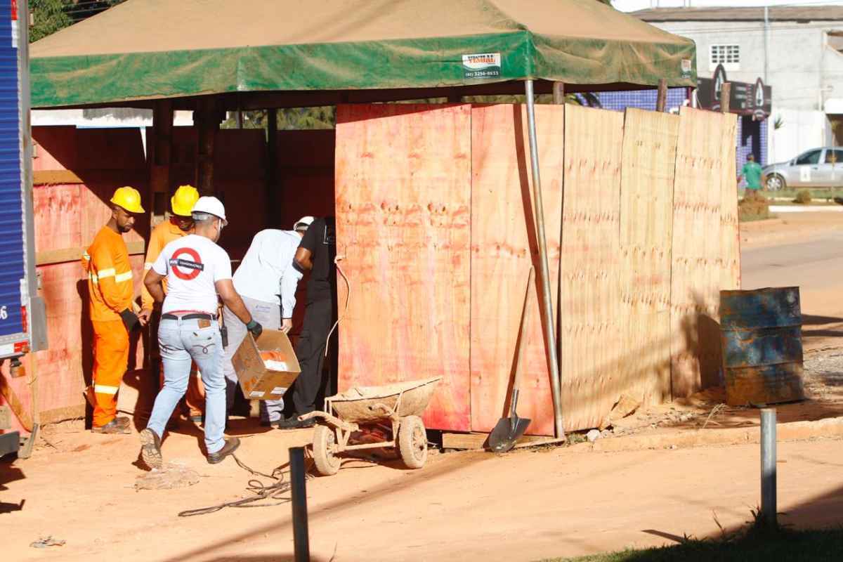 Explosões são necessárias para destruir as rochas que estão no caminho do túnel