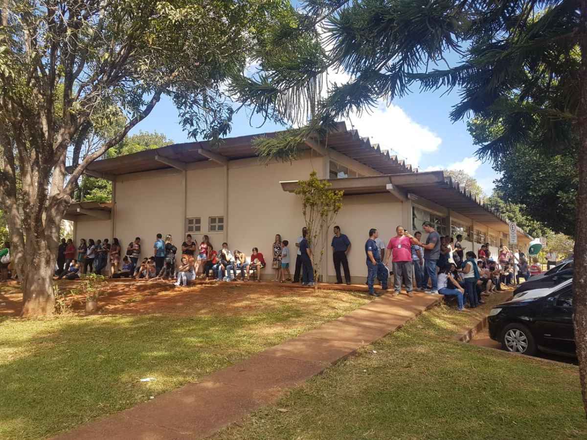 Fila para quem quer se vacinar contra a gripe dá a volta no posto da 905 Norte