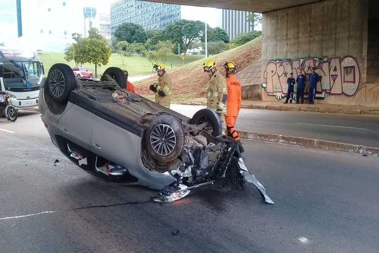 O acidente aconteceu na L2 Sul, próximo do Setor de Embaixadas. Condutora não se feriu