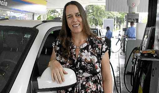 Michelle Petra abasteceu ontem a R$ 4,40 e espera que a queda atinja logo os consumidores, pois em maio gastou R$ 1,2 mil com combustível