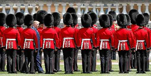 Após desembarcar no Palácio de Buckingham, Trump passa em revista a Guarda Real: 82 salvas de canhões