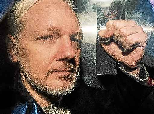 Julian Assange, fundador do WikiLeaks, após ser detido em Londres