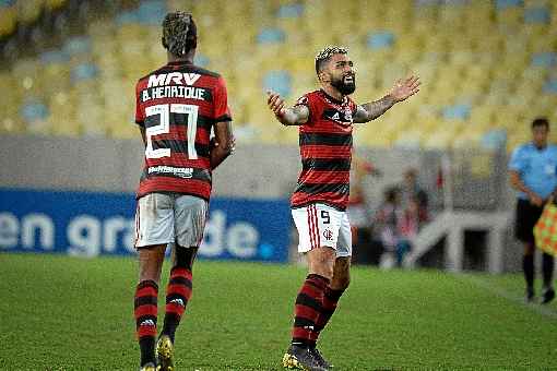 Sob a desconfiança da torcida e com técnico interino, Flamengo tenta confirmar vaga diante do bem treinado Corinthians