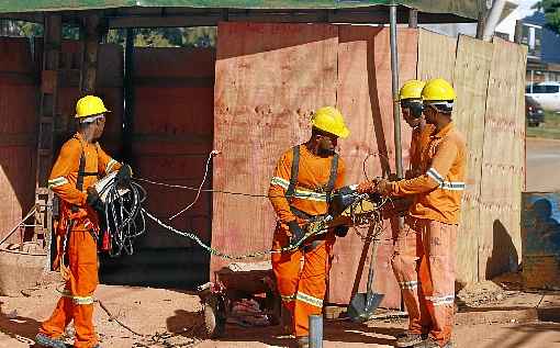 Destruição da rocha deve durar cerca de nove meses: explosivos colocados a 12m de profundidade, sem risco para os moradores