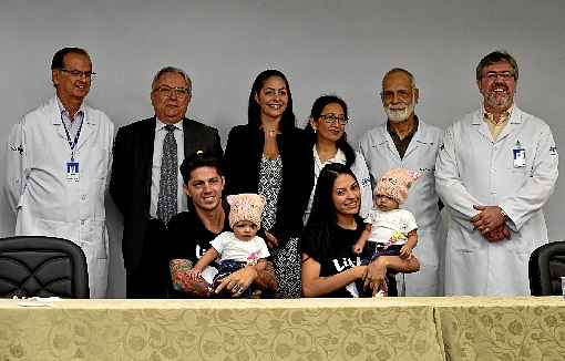 Antes de irem embora, as crianças se despediram da equipe médica que, ao lado dos pais, acompanhou os passos delas