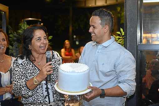 Maria Angela Marini e Jefferson Albuquerque na hora do parabéns