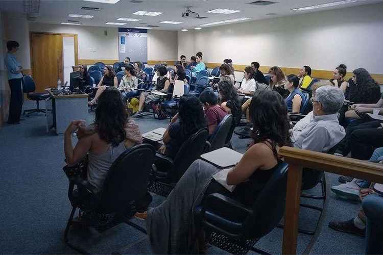 Alunos sentados na aula