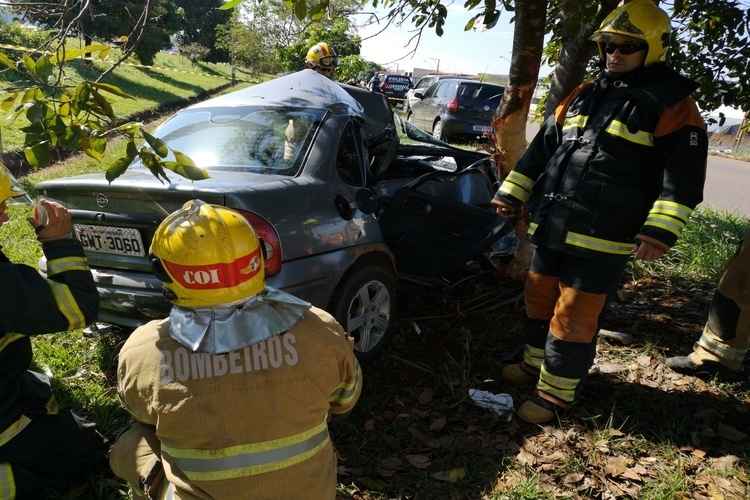 Carro onde a criança ficou presa bateu em uma árvore após o choque com o outro veículo