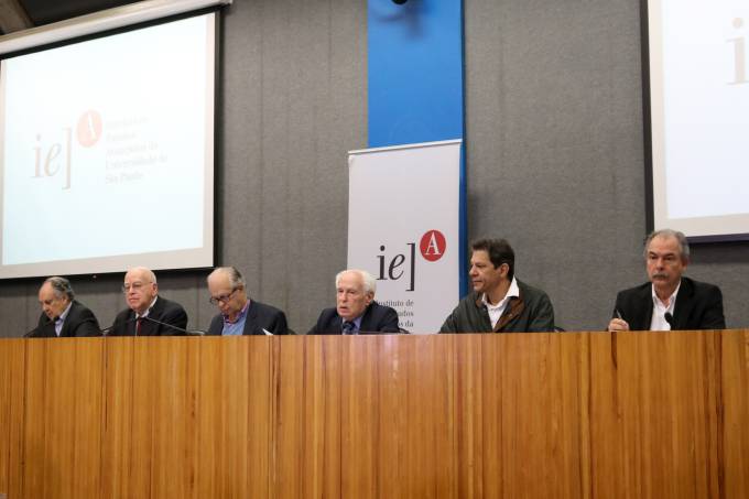 Seis ex-ministros assinam carta em defesa da Educação