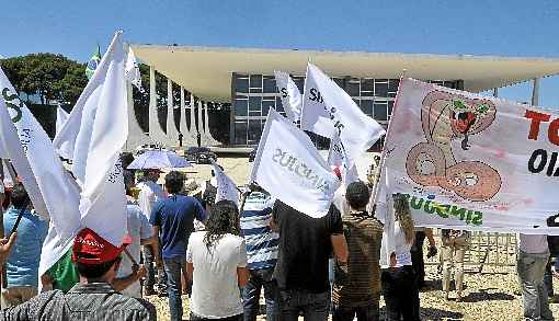 Manifestação de servidores na frente do STF: julgamento começou em fevereiro, mas foi interrompido a pedido da PGR e da AGU