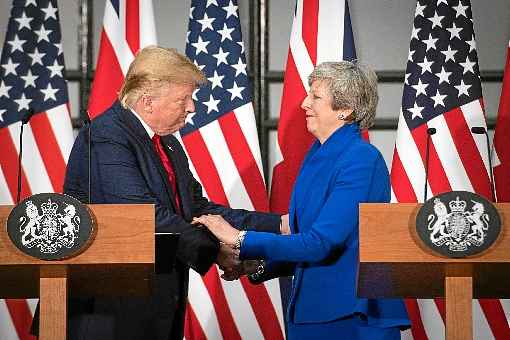 Donald Trump cumprimenta Theresa May: afagos à parceria histórica