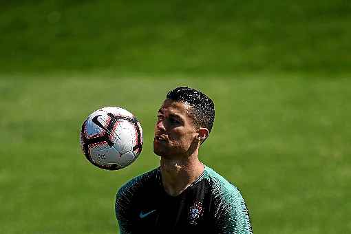 O astro português Cristiano Ronaldo terá o apoio da torcida em busca da vaga na final do torneio