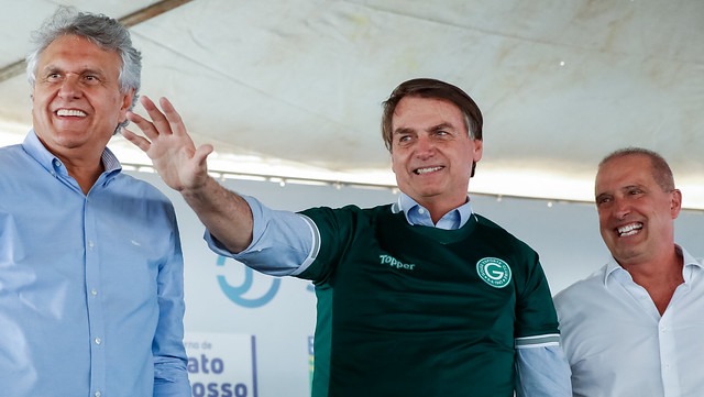 Bolsonaro, entre o governador de Goiás, Ronaldo Caiado, e o ministro Onyx Lorenzoni