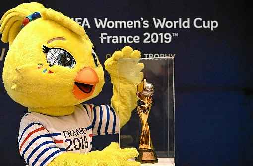 Ettie, mascote do Mundial, e a cobiçada taça : a anfitriã estreia hoje em busca da conquista inédita