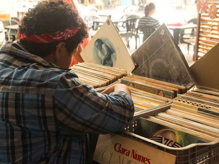 Feira que ocupa o Conic desde 2013 e, há dois anos, acontece bimestralmente, abrirá espaço para livros e lançamento do novo livro de Fernando Rosa, 'Ondas tropicais'