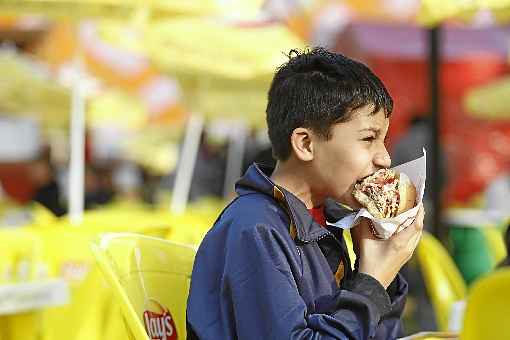 O excesso de calorias e açúcares desencadeia uma resposta imunológica disfuncional do corpo, que passa a tratar o alimento como um invasor