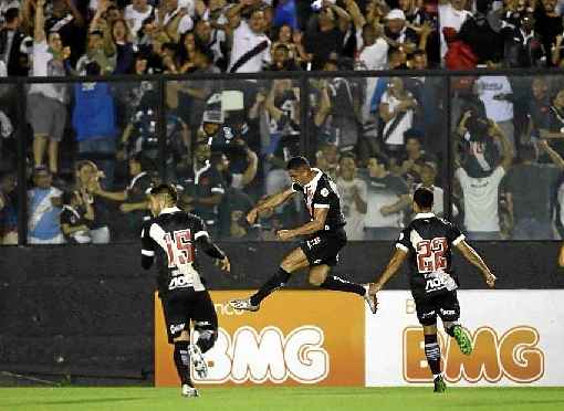 Jogadores vascaínos celebram com a torcida: time permanece na zona de rebaixamento