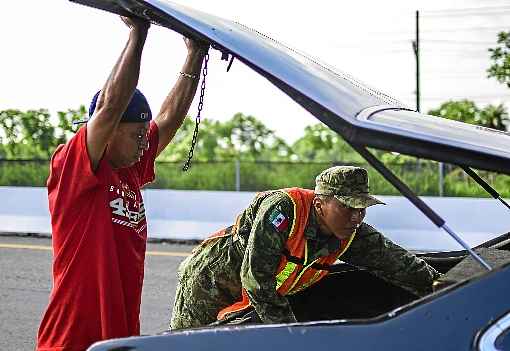 Soldado mexicano averigua porta-mala de carro em posto nos arredores de Tapachula: controle reforçado