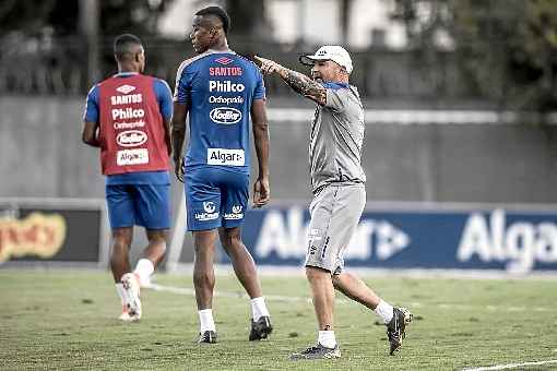 O técnico Jorge Sampaoli precisa lidar com vários desfalques no Peixe