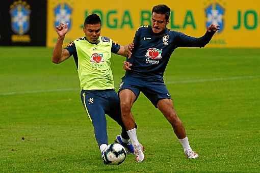 Casemiro (E) e Marquinhos durante treino no Beira-Rio: rumo à Copa América