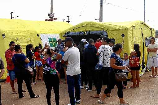 Na tenda de hidratação montada na UPA de Ceilândia, os bombeiros ajudaram com testes rápidos de dengue