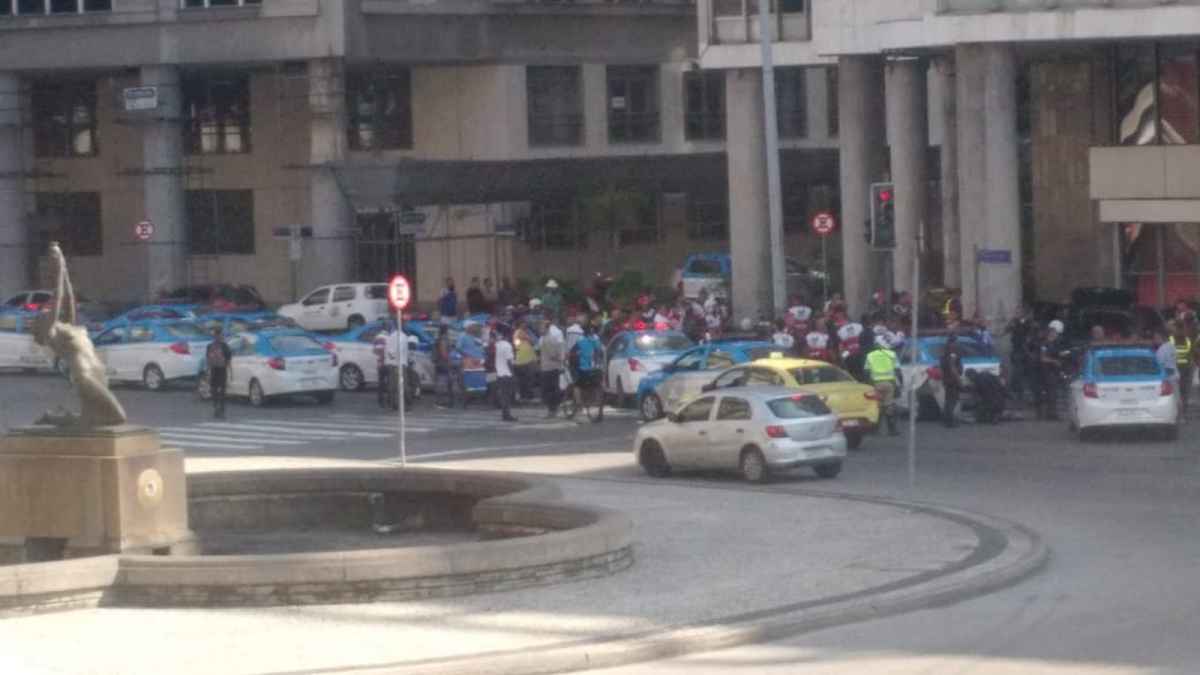 Com o grupo, os policiais apreenderam pelo menos três pistolas e diversos carregadores