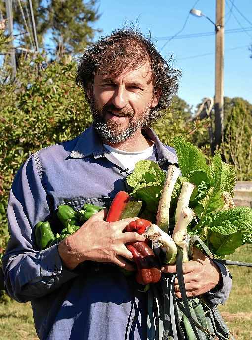 O ecologista César Vega em sua propriedade, em Montevidéu: autossustentável