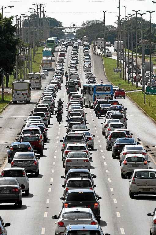 Comunicação entre carros pode melhorar o tráfego em até 35%