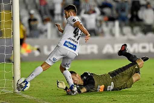 Jean Mota se esforça para superar o goleiro Victor: time santista dominou o rival mineiro