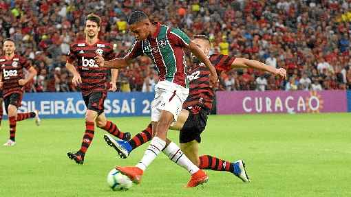 O atacante João Pedro deu trabalho à defesa do Flamengo