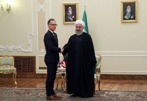 Presidente Hassan Rouhani cumprimentando o ministro do Exterior alemão, Heiko Maas, na capital Teerã