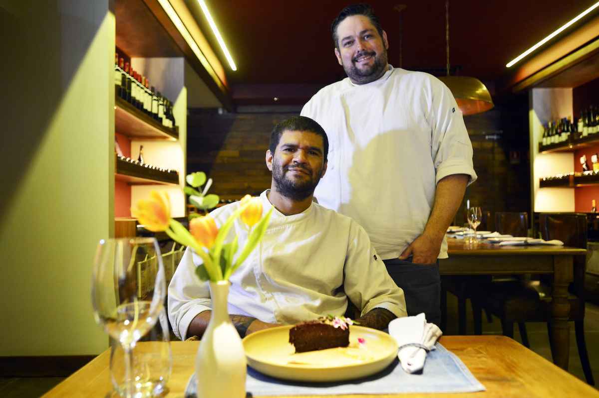 Leônidas Neto e Alexandre Arouxa foram unidos pela gastronomia e hoje comandam a cozinha do restaurante.